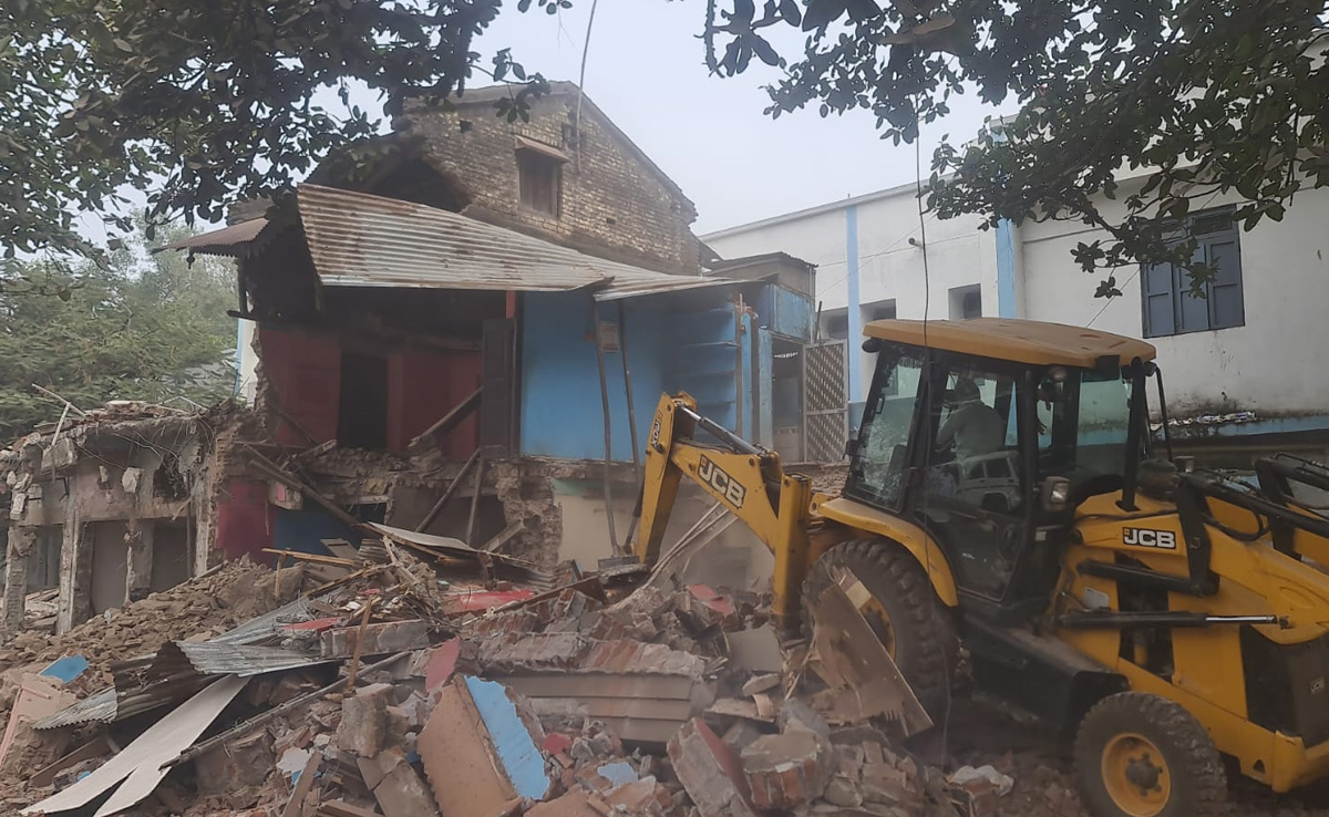 बीजेपी के बागी नेता युवराज महाजन के अवैध निर्माण पर चला बुलडोजर, बोले- ये बदले की राजनीति है!