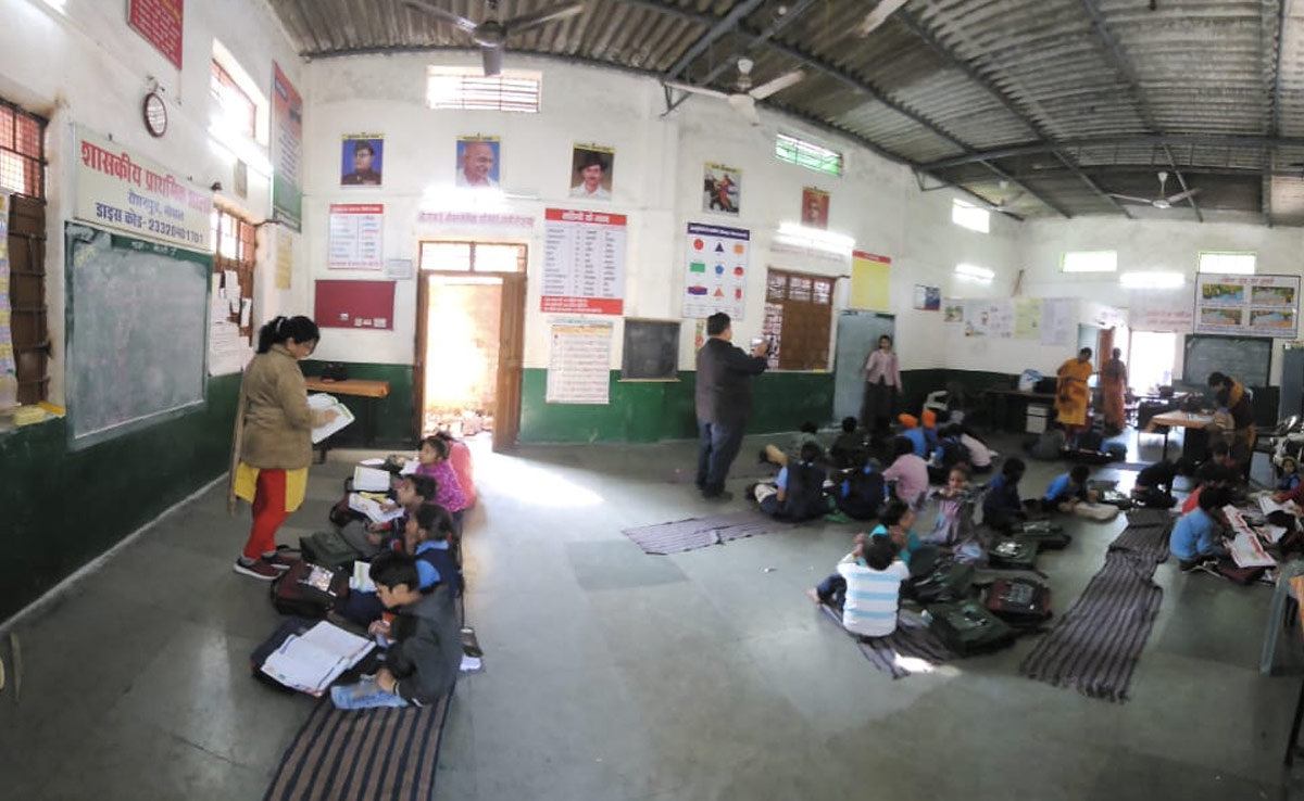 MP में पढ़ाई का बुरा हाल : एक ही कमरे में बैठते हैं पहली से पांचवीं के छात्र, छात्रों से पूछा चिल्ड्रन का मतलब तो बताया- डॉग