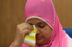 Bilkis Bano Case: बिलकिस बानो केस में सुप्रीम कोर्ट की बड़ी जीत, टल गया गुजरात सरकार का फैसला Bilkis Bano Case: बिलकिस बानो केस में सुप्रीम कोर्ट की बड़ी जीत, टल गया गुजरात सरकार का फैसला