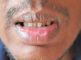 होंठों को खुरदुरा और डार्क बनाती हैं रोजमर्रा की ये 5 गलतियां, ध्यान रखना है जरूरी  होंठों को खुरदुरा और डार्क बनाती हैं रोजमर्रा की ये 5 गलतियां, ध्यान रखना है जरूरी