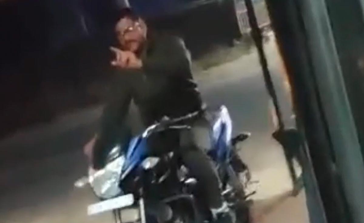 Surajpur : शराब की मांग कर रहे आरक्षक ने महिला से की बदसलूकी, वीडियो में आप भी देखें इसकी हरकत