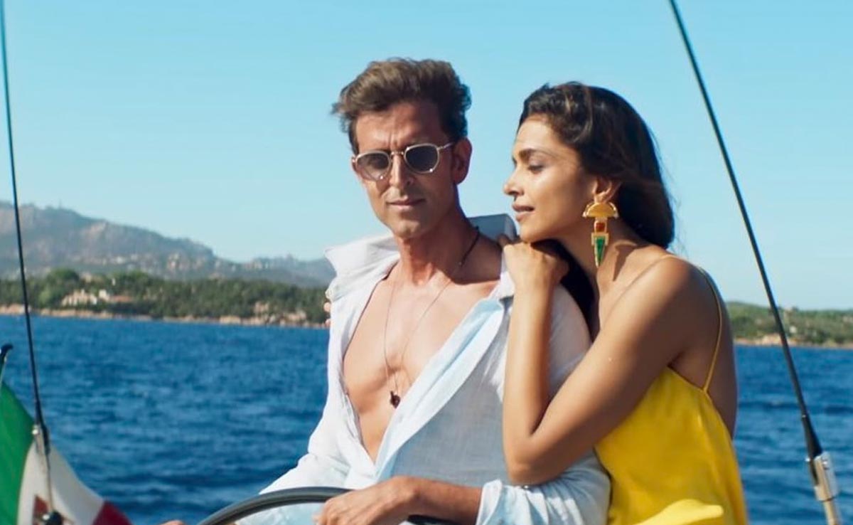 Bollywood News : 'फाइटर' के मेकर्स को बड़ा झटका, खाड़ी देशों में बैन हुई ऋतिक-दीपिका की फिल्म