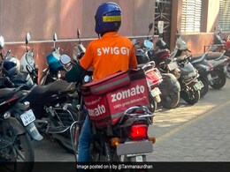 डिलीवरी बॉय ने पहनी थी Swiggy की टीशर्ट, लिया था Zomato का बैग, लेकिन कुछ और भी था, जिससे वायरल हो गई फोटो डिलीवरी बॉय ने पहनी थी Swiggy की टीशर्ट, लिया था Zomato का बैग, लेकिन कुछ और भी था, जिससे वायरल हो गई फोटो