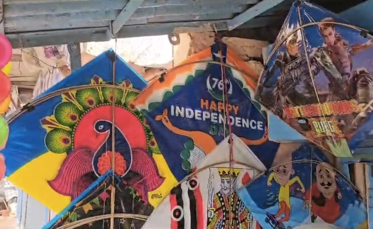 मकर संक्रांति से पहले बाजारों में सजी पतंगों की दुकानें, चाइनीज की जगह लोग खरीद रहे सूती मांजा