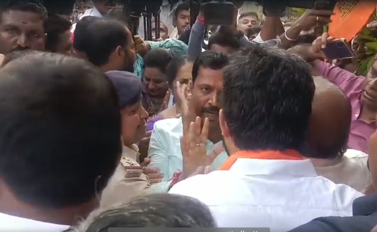 Ahead Of Ayodhya Event, Dalits Stop BJP MP From Entering Karnataka Village Ahead Of Ayodhya Event, Dalits Stop BJP MP From Entering Karnataka Village