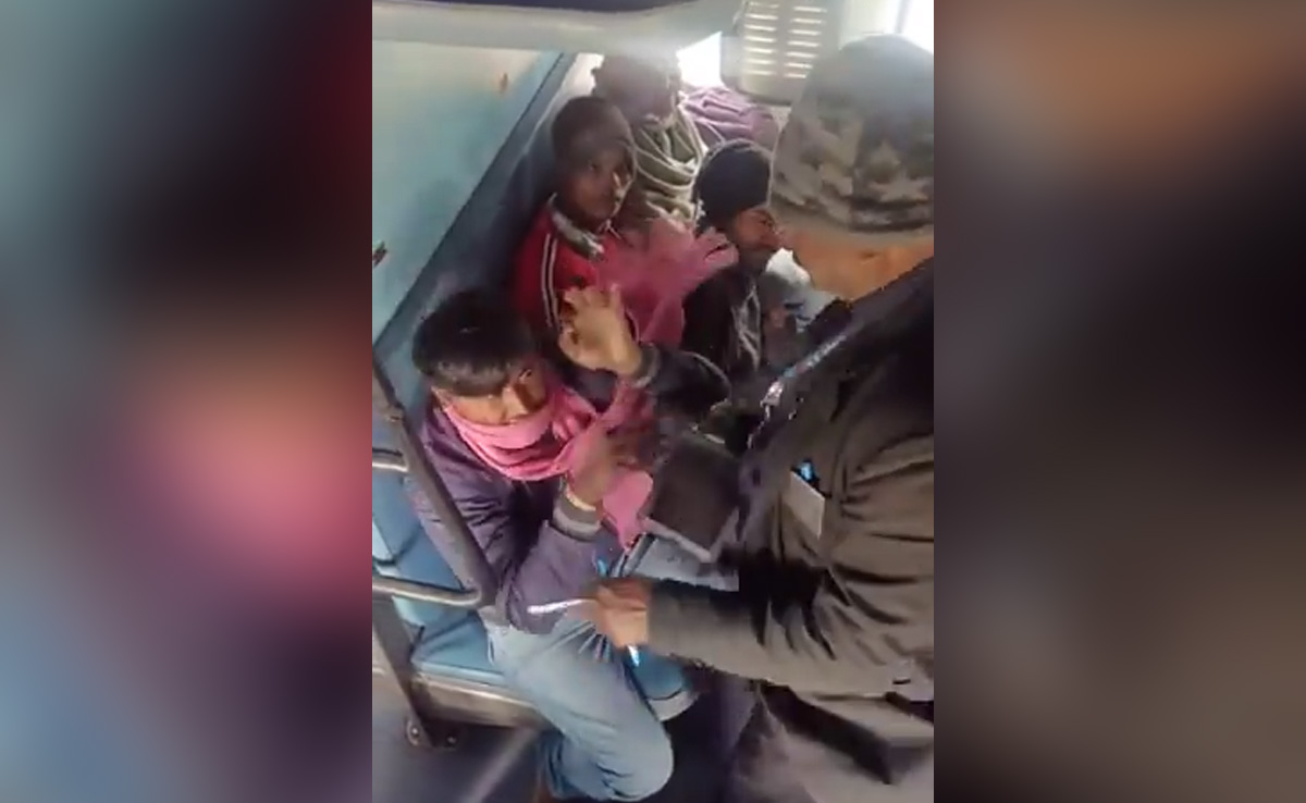TTE की दादागिरी : बिना टिकट वाले यात्री पर बरसाए थप्पड़, VIDEO वायरल होने पर रेलवे ने किया सस्पेंड