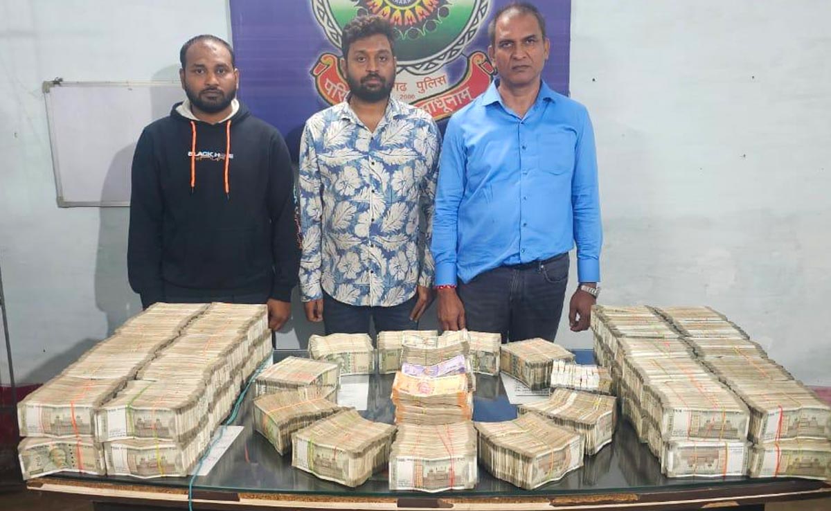 Lok Sabha Election से पहले कार की डिक्की से मिली करोड़ों की नकदी, कैश देखकर फटी की फटी रह जाएंगी आंखें
