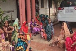 पीएम आवास योजना में बड़ी धांधली, महिलाओं ने लगाए ये गंभीर आरोप पीएम आवास योजना में बड़ी धांधली, महिलाओं ने लगाए ये गंभीर आरोप