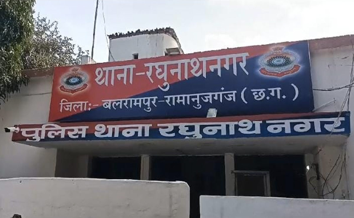 वाह रे बलरामपुर पुलिस! नवजात की मौत पर पिता को धमका कर वसूले रुपए, मीडिया के सामने ही लौटाए