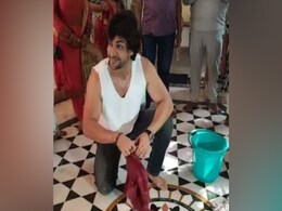 मंदिर में पोंछा लगाते दिखे शालीन भनोट, साथ में दो बच्चियां भी कर रही थीं मदद, देखें वीडियो मंदिर में पोंछा लगाते दिखे शालीन भनोट, साथ में दो बच्चियां भी कर रही थीं मदद, देखें वीडियो