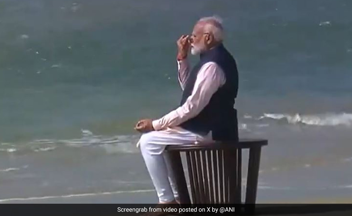PM Modi Performs <i>"Pranayama"</i>, Offers Prayers At Ram Setu Site In Tamil Nadu