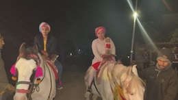 Rajasthan: झुंझुनूं में दूल्हे की तरह सजी दुल्हन, घोड़ी पर बैठकर निकाली रवीना-दीपिका की बिंदौरी