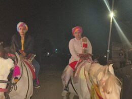 Rajasthan: झुंझुनूं में दूल्हे की तरह सजी दुल्हन, घोड़ी पर बैठकर निकाली रवीना-दीपिका की बिंदौरी Rajasthan: झुंझुनूं में दूल्हे की तरह सजी दुल्हन, घोड़ी पर बैठकर निकाली रवीना-दीपिका की बिंदौरी