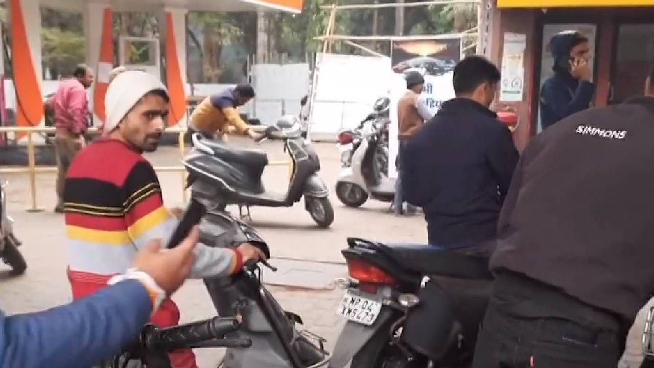 हिट एंड रन पर ड्राइवर्स  के प्रदर्शन का असर , घंटो खड़े रहने का बावजूद भी नहीं मिल रहा पेट्रोल