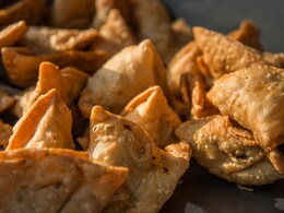 धक्कादायक : पुण्यात सामोस्यात आढळले कंडोम, गुटखा आणि दगड!