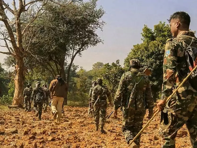 छत्तीसगढ़ में पुलिस नक्सली मुठभेड़ में 3 जवान शहीद, 14 घायल