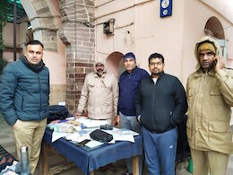 मॉनिंग वॉक के दौरान युवक को सड़क किनारे मिला पैसे से भरा बैग,  पुलिस को सौंप पेश की इमानदारी की मिसाल