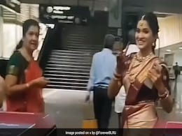 ट्रैफिक में फंसी दुल्हन ने किया कमाल, सोशल मीडिया पर हो रही वाहवाही, वेडिंग हॉल पहुंचने के लिए किया कुछ ऐसा ट्रैफिक में फंसी दुल्हन ने किया कमाल, सोशल मीडिया पर हो रही वाहवाही, वेडिंग हॉल पहुंचने के लिए किया कुछ ऐसा