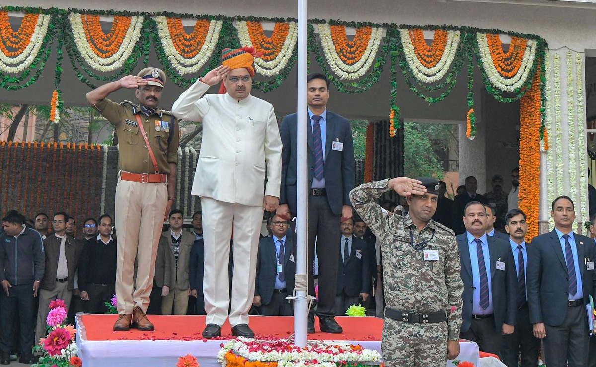 Rajasthan Republic Day Celebration 2024: राजस्थान में धूम-धाम से मनाया जा रहा है गणतंत्र दिवस, तस्वीरों में देखें किसने कहां फहराया तिरंगा