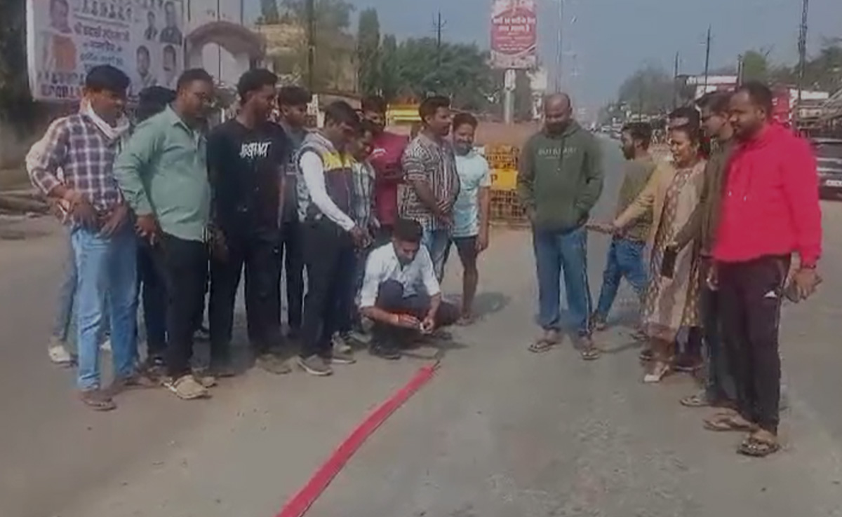 Dantewada: कलेक्टर के ट्रांसफर पर जिलेवासियों ने आतिशबाजी कर मनाया जश्न, जानिए क्या है वजह?