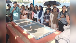 जोधपुर में  सूरज की किरणों से चलने वाली देसी फ्रिज देख केरल के 106 छात्र हुए आश्चर्यचकित