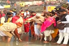 फूलों से सजे ट्रक पर रखी गई रामलला की मूर्ति, सुरक्षा के लिए यूपी पुलिस के जवान तैनात फूलों से सजे ट्रक पर रखी गई रामलला की मूर्ति, सुरक्षा के लिए यूपी पुलिस के जवान तैनात