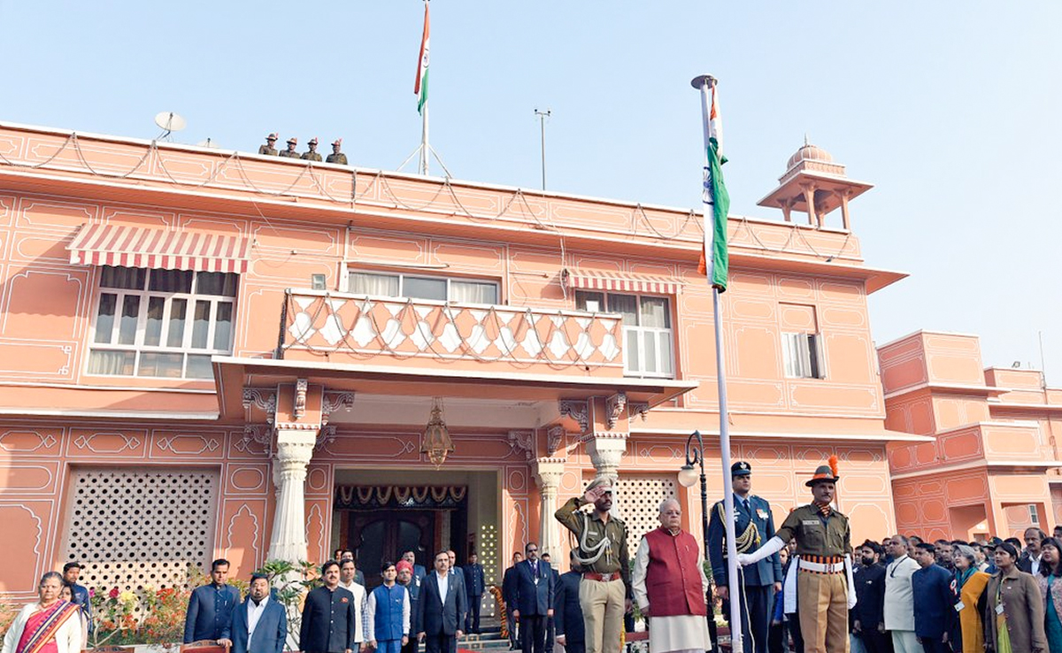 Republic Day 2024: राजस्थान के राज्यपाल कलराज मिश्र ने राजभवन पर फहराया तिरंगा, बच्चों को भेंट की संविधान की प्रति