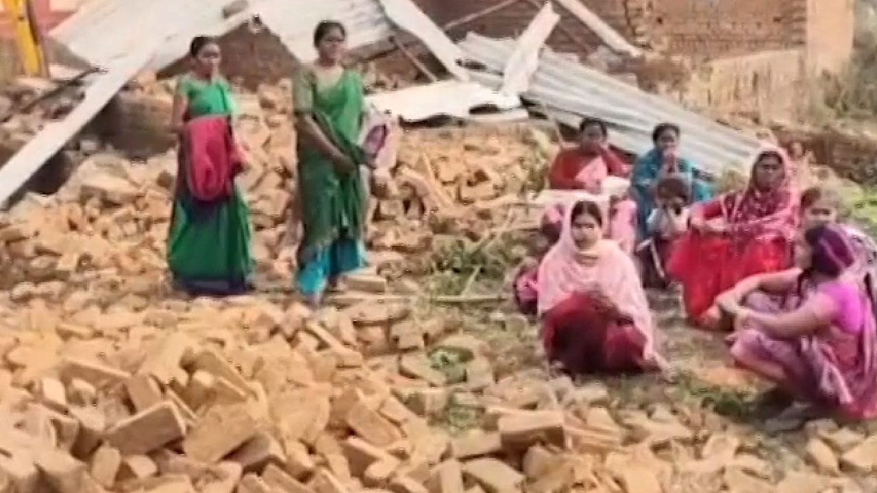 खाली करने का भी नहीं मिला मौका इन घरों पर चला दिया बुलडोजर!