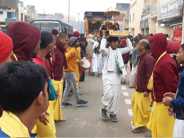 ISKCON की टीम दिल्ली से 40 दिनों की पैदल यात्रा कर भजन-कीर्तन करते पहुंची अयोध्या