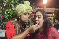 शादी की रस्मों में एक-दूसरे को प्यार से खाना खिलाते दिखे इरा खान और नुपुर शिखरे शादी की रस्मों में एक-दूसरे को प्यार से खाना खिलाते दिखे इरा खान और नुपुर शिखरे