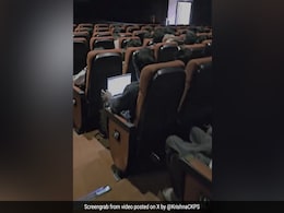 सिनेमा हॉल में फिल्म देखते हुए लैपटॉप पर काम कर रहा था शख्स, वायरल हुआ Video, लोग बोले- शोऑफ की भी हद है... सिनेमा हॉल में फिल्म देखते हुए लैपटॉप पर काम कर रहा था शख्स, वायरल हुआ Video, लोग बोले- शोऑफ की भी हद है...