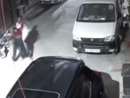 Video: Man Tries To Strangle Woman On Delhi Street; Steals Her Bag, Phone Video: Man Tries To Strangle Woman On Delhi Street; Steals Her Bag, Phone
