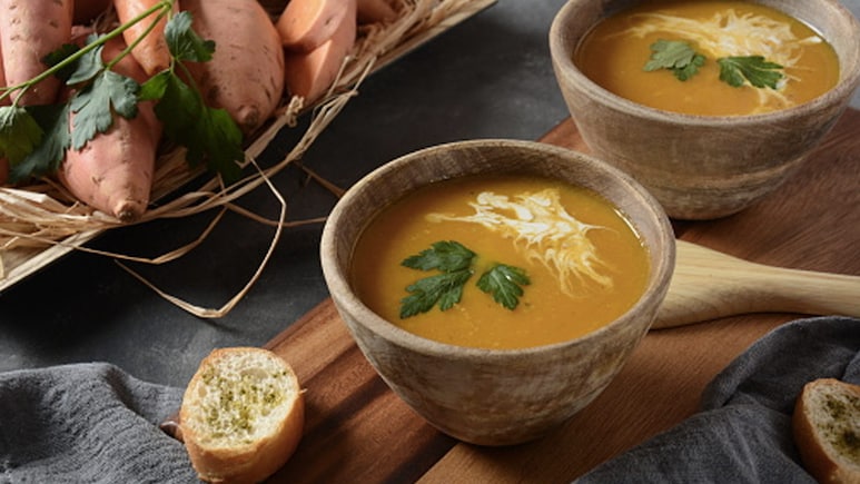 Warm Up With Soup: वजन को कम करने ही नहीं सर्दियों में शरीर को हेल्दी रखने में भी मददगार है शकरकंद का सूप, नोट करें रेसिपी