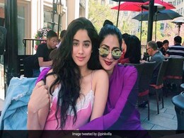 Janhvi Kapoor Reveals Mom Sridevi's Advice On Handling "Inevitable Complications" Janhvi Kapoor Reveals Mom Sridevi's Advice On Handling "Inevitable Complications"