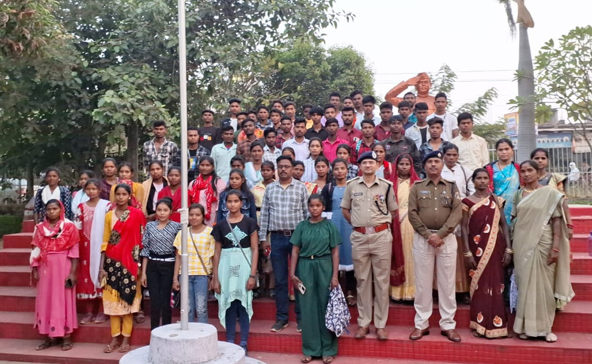 Kabirdham: नक्सल इलाके के 300 ड्राप आउट बच्चे फिर पढ़ाई से जुड़े, पुलिस ने भरवाए फॉर्म, फीस का किया इंतजाम