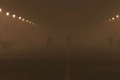 Delhi Wakes Up To Dense Fog, Flight And Train Ops Affected Delhi Wakes Up To Dense Fog, Flight And Train Ops Affected