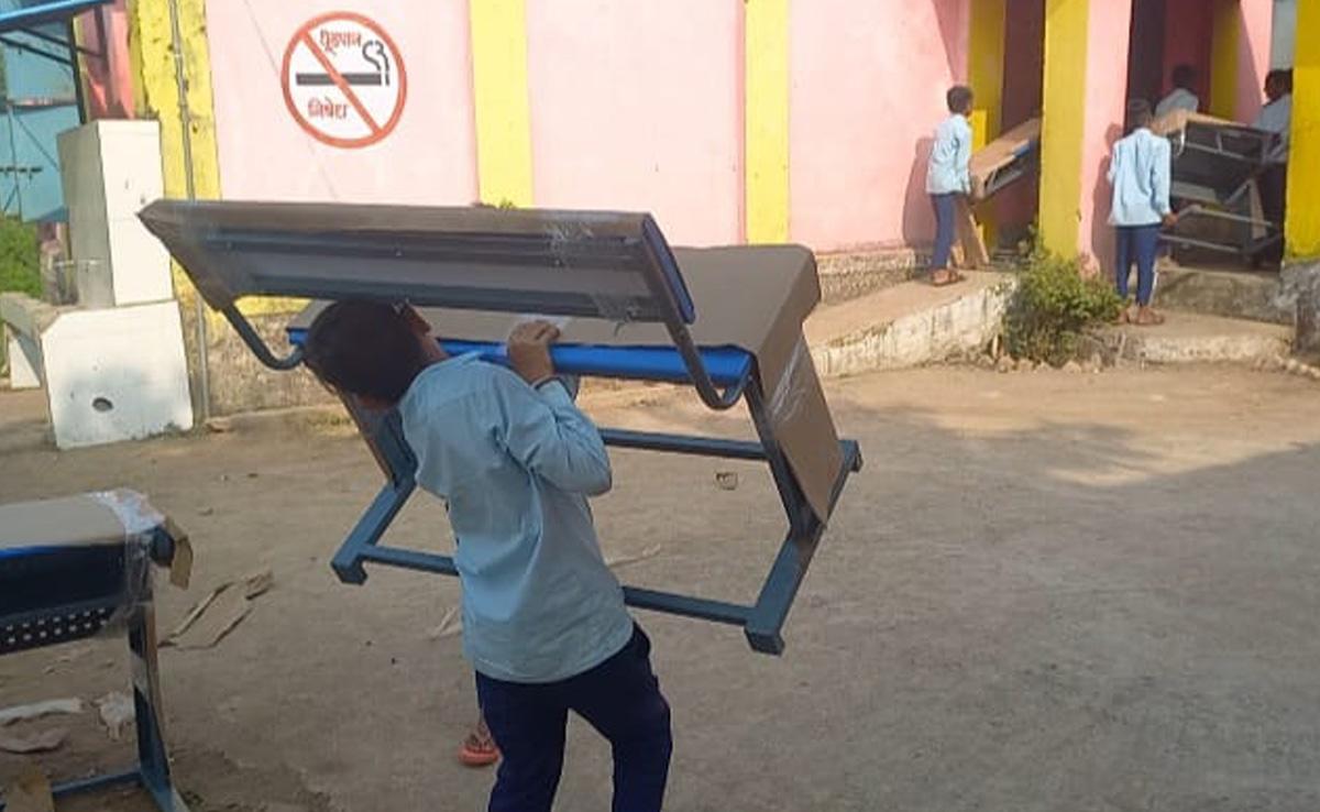 लोहे का भारी-भरकम फर्नीचर उतारते बच्चे और आराम फरमाते गुरू जी! सरकारी स्कूल की शर्मनाक तस्वीरें