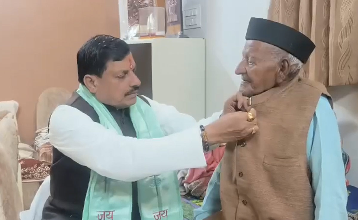 राजनीतिक व्यस्तताओं के बीच पिता से मिलने पहुंचे CM मोहन यादव, अपने हाथों से पहनाई जैकेट