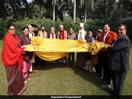 PM Modi Sends Sacred <i>'Chadar'</i> To Be Offered At Ajmer Sharif <i>Dargah</i> PM Modi Sends Sacred <i>'Chadar'</i> To Be Offered At Ajmer Sharif <i>Dargah</i>