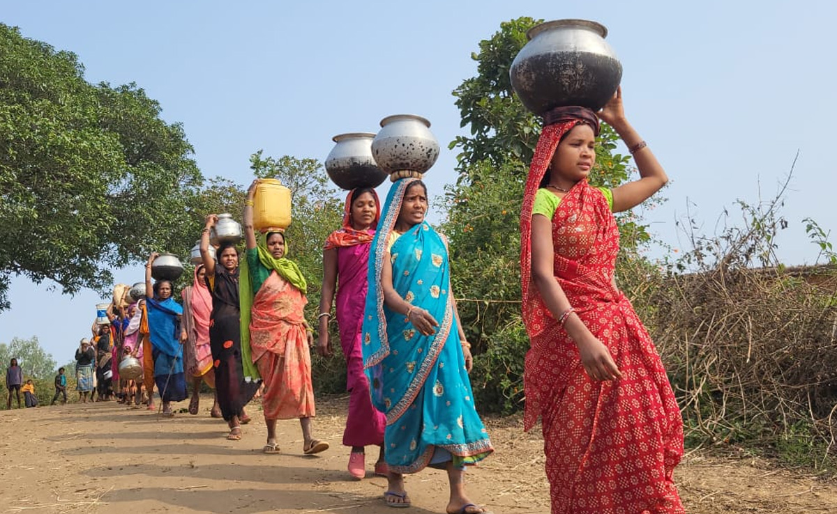 Anuppur News : पानी के लिए जंगलों और पहाड़ों को करते हैं पार, पीढ़ियों से चला आ रहा है इनका संघर्ष