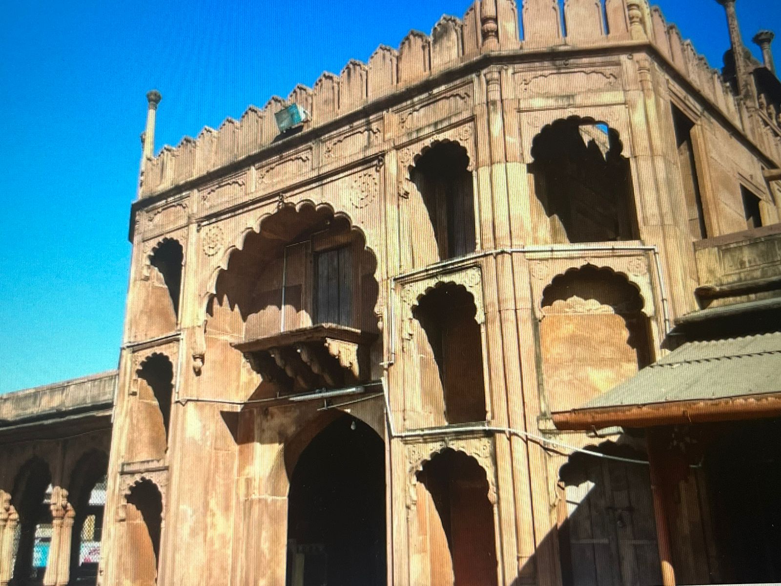 वास्तुकला की अद्भुत मिसाल है भोपाल की शाही मोती मस्जिद, बनवाने में रहा था तीन बेगमों का हाथ