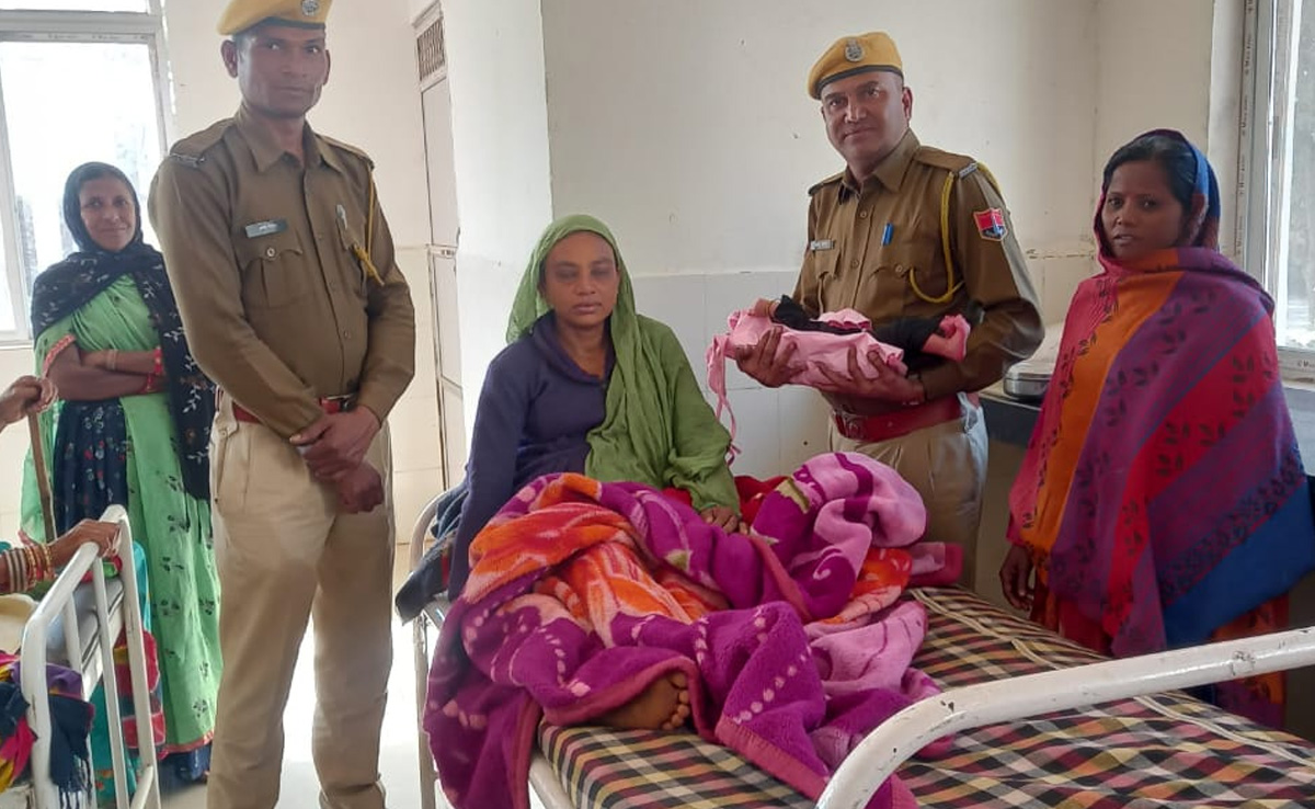 Rajasthan: महिला ने पुलिस जीप में दिया बच्ची को जन्म, बांसवाड़ा पुलिस ने आधी रात पहुंचाया अस्पताल