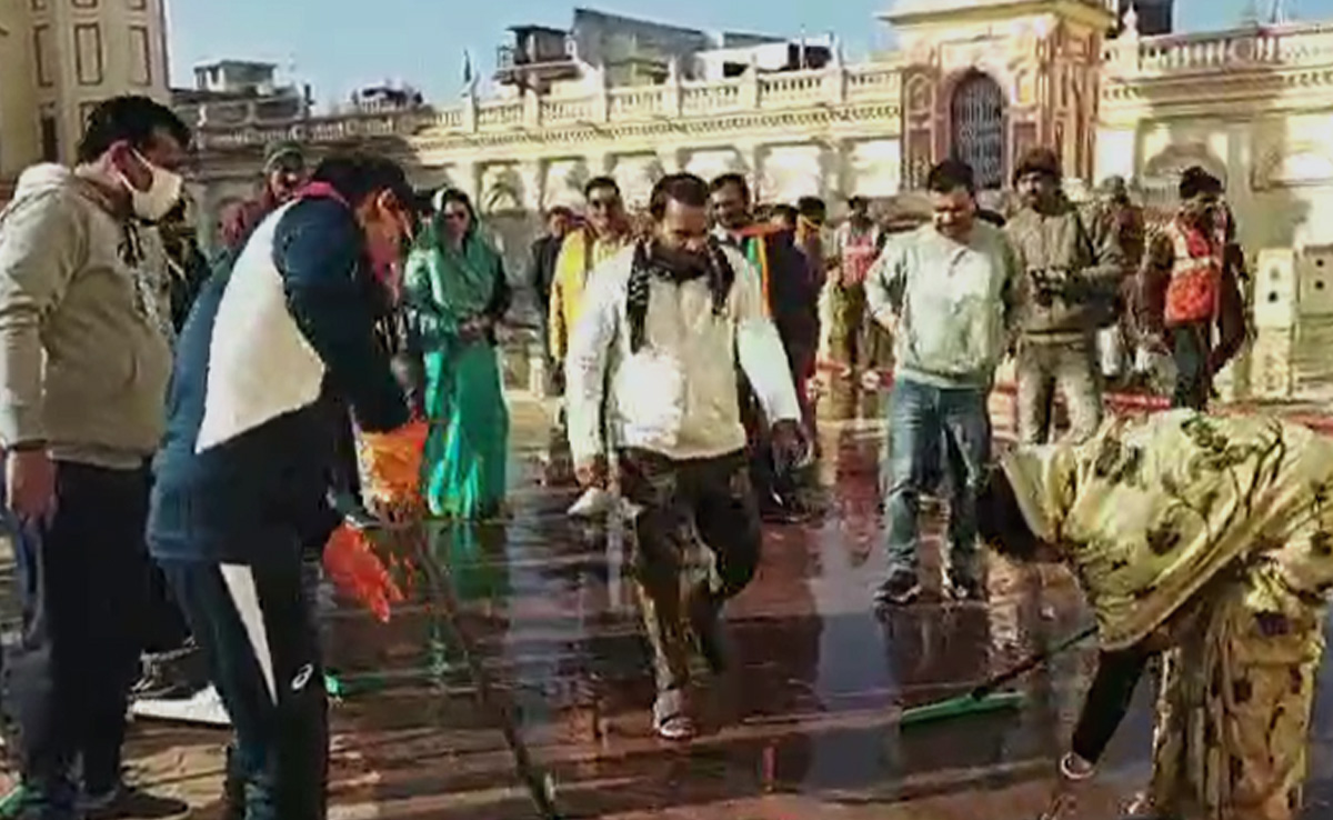 Panna : बलदेव मंदिर में झाड़ू लगाते नजर आए भाजपा के प्रदेश अध्यक्ष वीडी शर्मा, ये बताई वजह