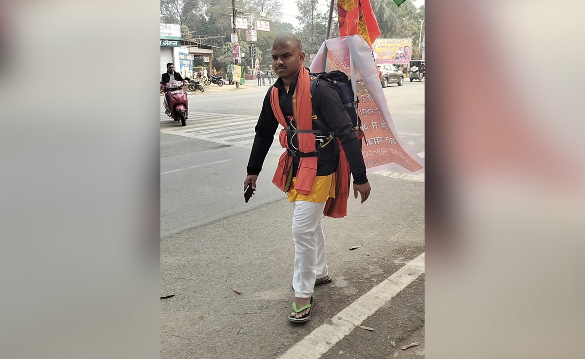 उड़ीसा से अयोध्या के लिए 1200 किमी की पैदल यात्रा पर निकले मनोज, अंबिकापुर से हुआ रवाना