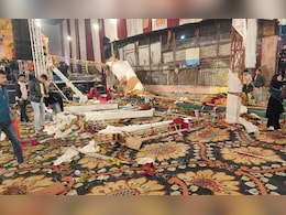 दिल्ली के कालकाजी मंदिर में जागरण के दौरान गिरा स्टेज, एक मौत, कई घायल