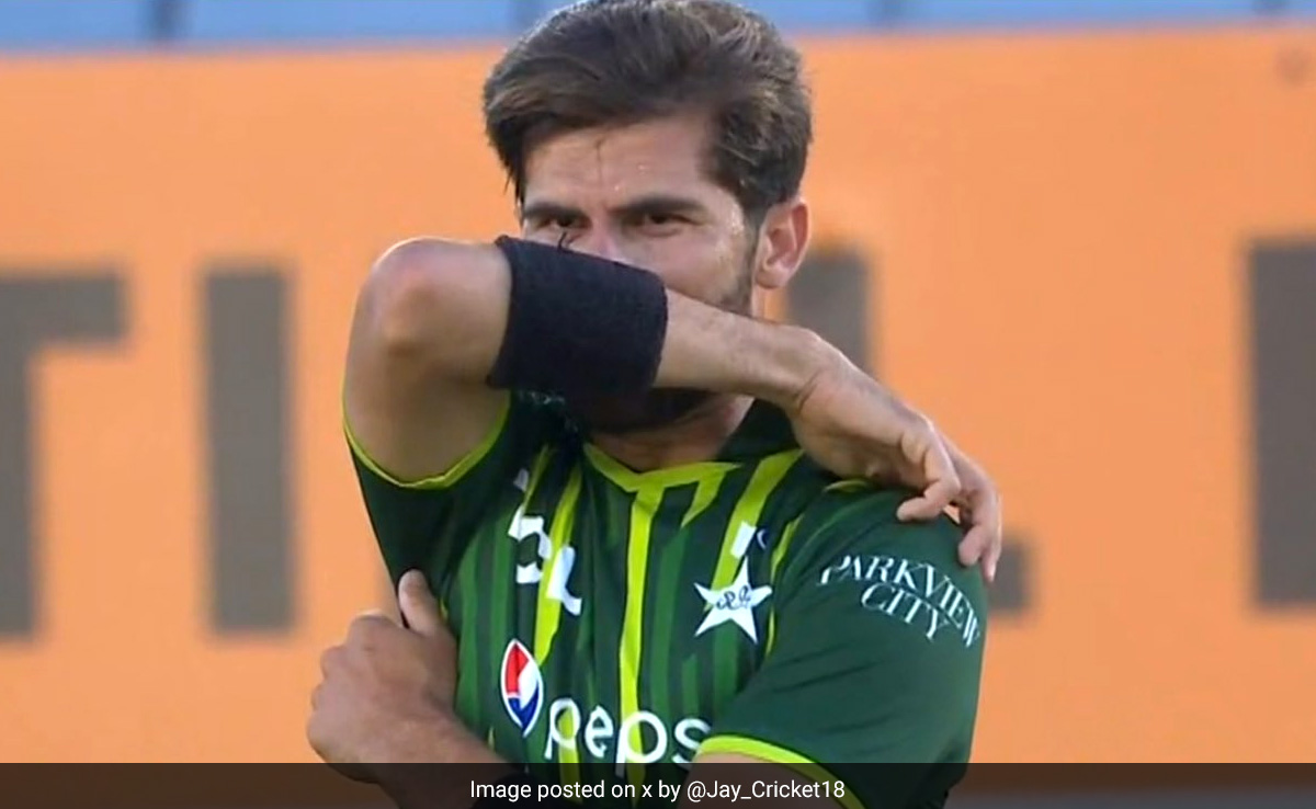 NZ vs PAK: 6,4,4,4,6..शाहीन अफरीदी की हुई जबरदस्त धुनाई, एक ही ओवर में हीरो से बने जीरो, मुंह छुपाते आए नजर