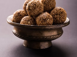 Til Laddu Benefits: सर्दियों में क्यों करना चाहिए तिल के लड्डूओं का सेवन, जानें बड़े कारण Til Laddu Benefits: सर्दियों में क्यों करना चाहिए तिल के लड्डूओं का सेवन, जानें बड़े कारण