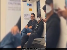 Watch: Akshay Kumar Takes A Ride On Mumbai Metro, Internet Impressed Watch: Akshay Kumar Takes A Ride On Mumbai Metro, Internet Impressed
