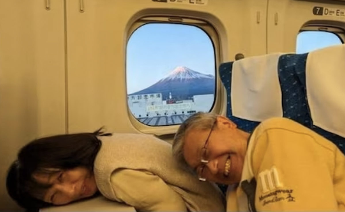 प्लेन की खिड़की से ज्वालामुखी की तस्वीरें खींच रहा था शख्स, बुजुर्ग कपल की मासूमियत ने जीत लिया दिल