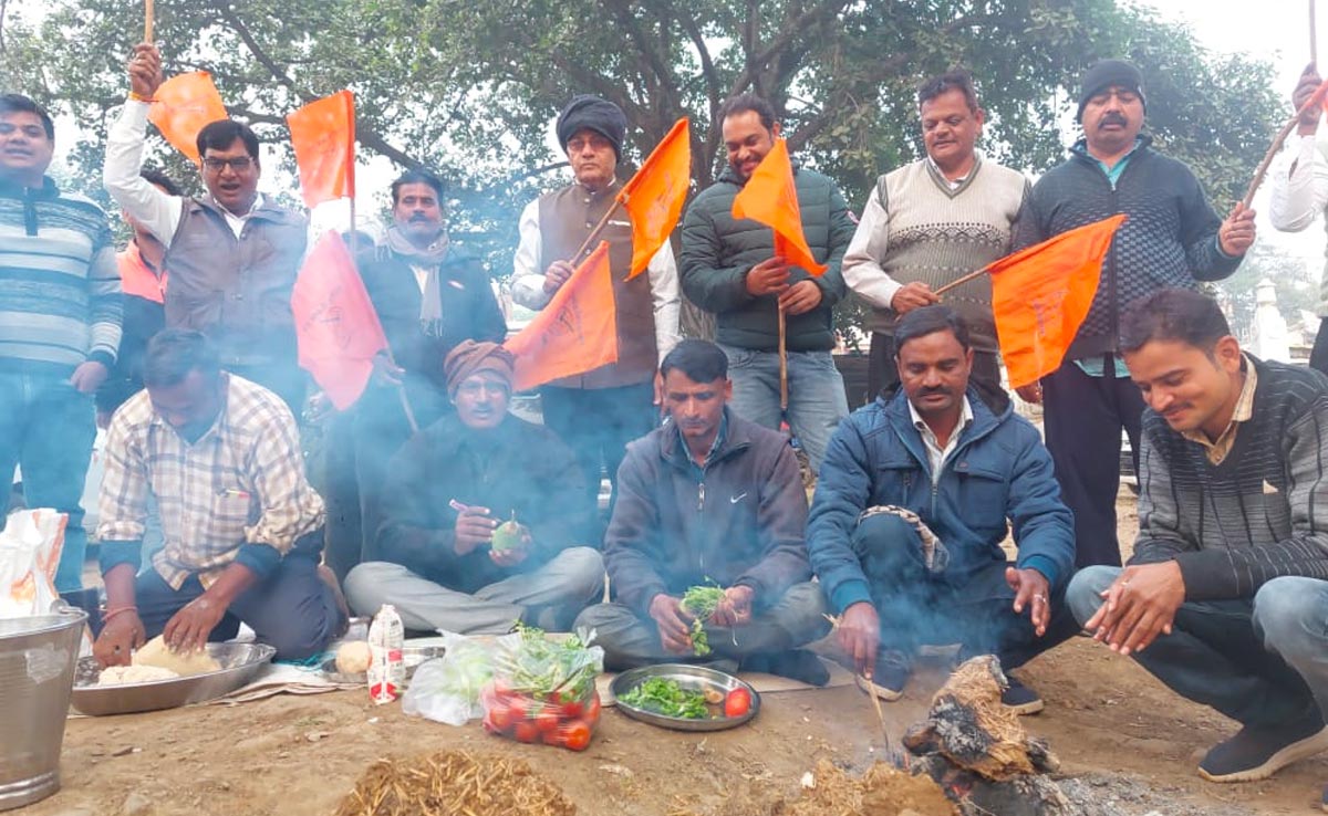 लंबी लड़ाई की तैयारी में जबलपुर के किसान, दाना-पानी लेकर धरने पर बैठे, क्या हैं मांगें?
